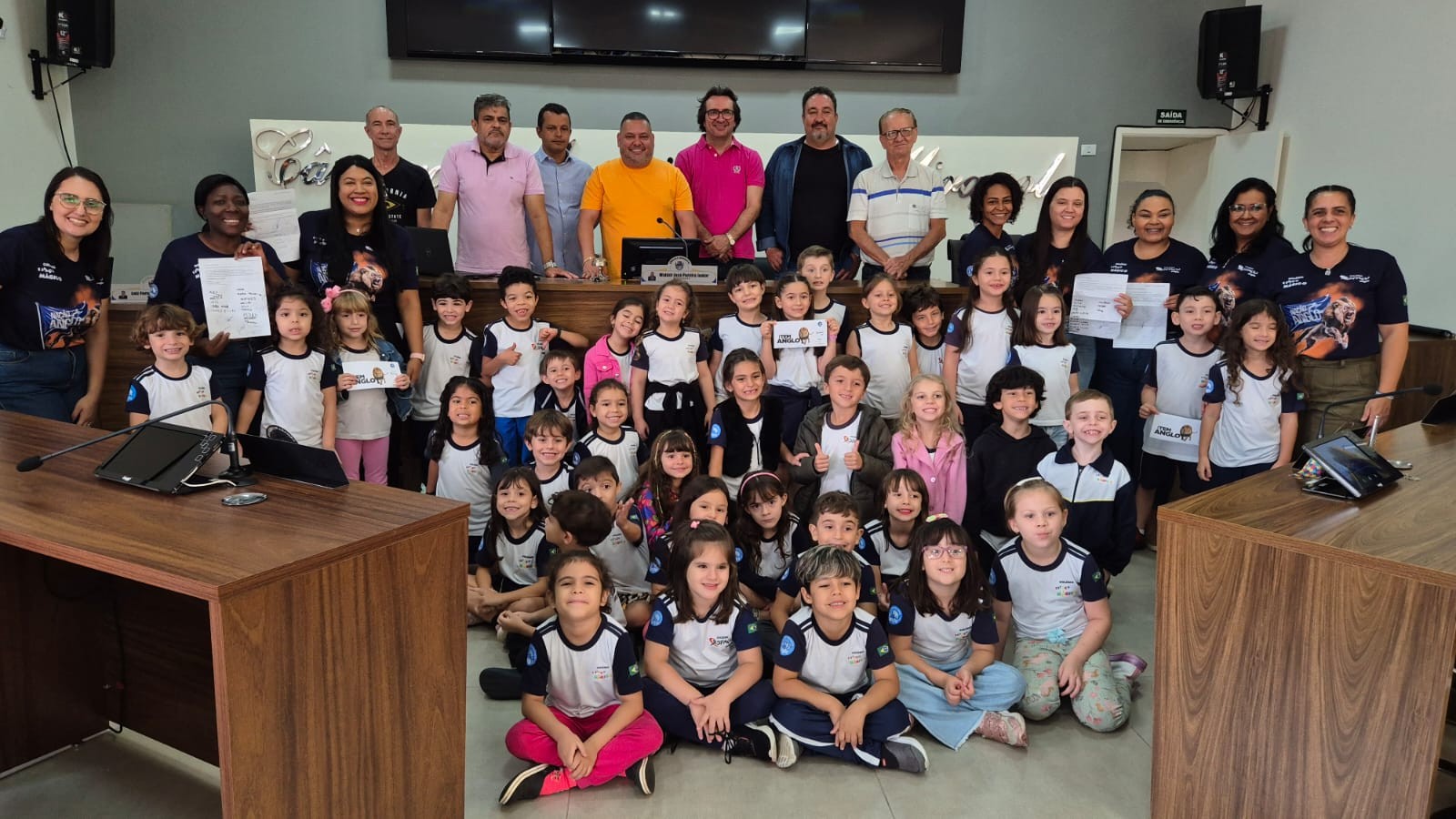 Vereadores e vice-prefeito apresentam a Câmara para alunos do colégio Espaço Mágico